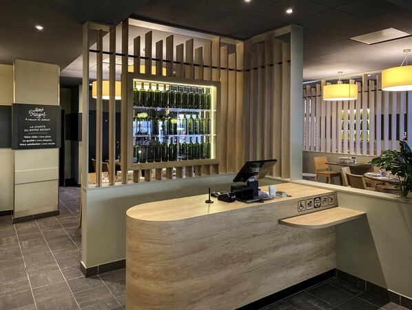 供应午餐和晚餐，法国菜