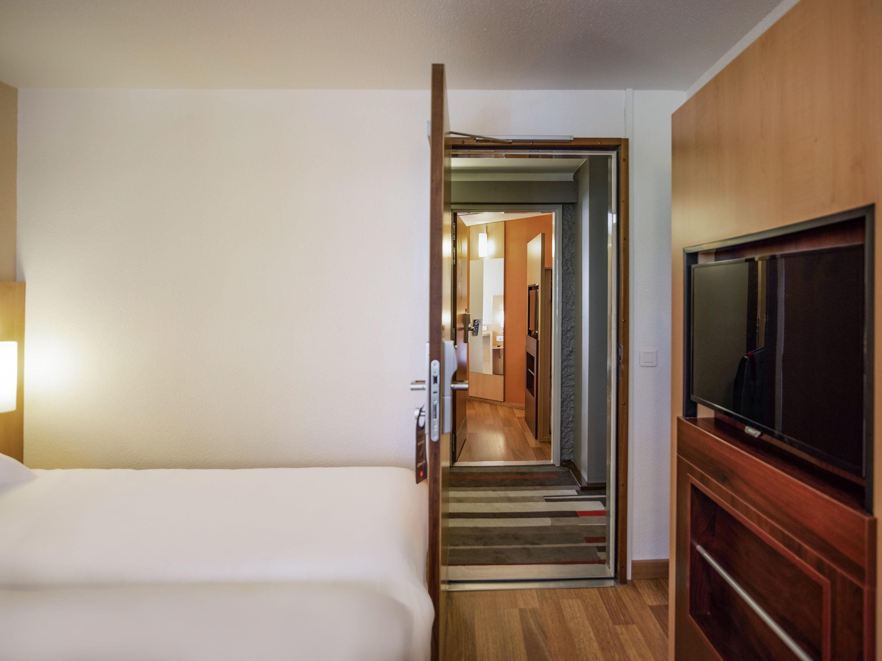 خزنة داخل الغرفة ومكتب ومساحة عمل للكمبيوتر المحمول وستائر تعتيم