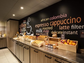 Café da manhã com buffet todos os dias (EUR 12.90 por pessoa)