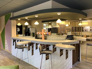Bar (trong khuôn viên)