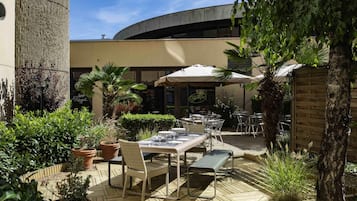 Lunch and dinner served, French cuisine