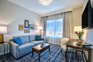 Hypo-allergenic bedding, down duvets, in-room safe, desk