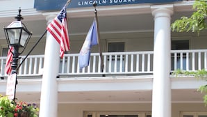 A hotel entrance with a sign reading "HOTEL GETTYSBURG LINCOLN SQUARE".
