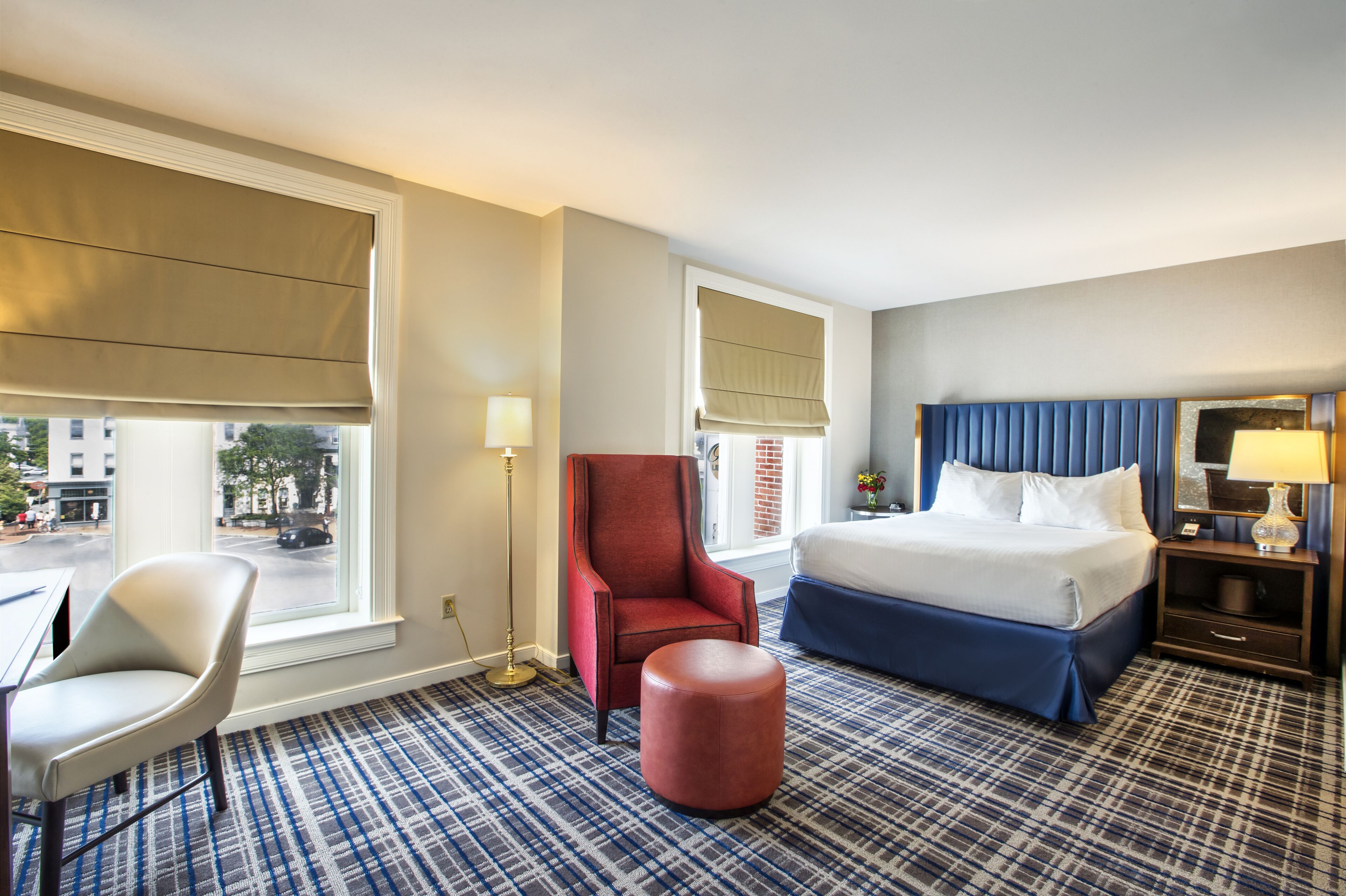 Allergivenligt sengetøj, dundyner, pengeskab på værelset, skrivebord