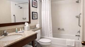 Combined shower/tub, free toiletries, hair dryer, towels