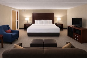 Deluxe Room, 1 King Bed, Non Smoking | In-room safe, desk, laptop workspace, blackout curtains