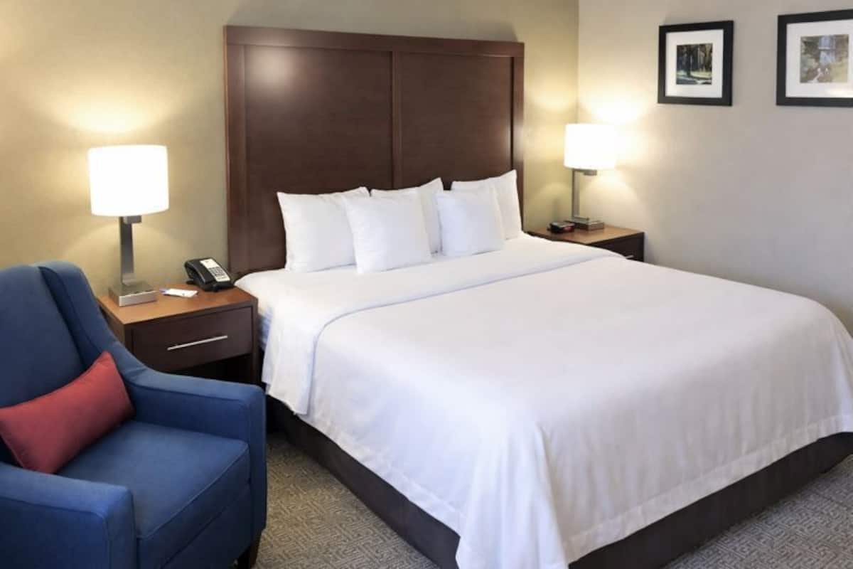 Combined shower/tub, free toiletries, hair dryer, towels