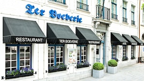 Un edificio con el letrero 'Ter Boeverie' y 'Restaurante', que indica un establecimiento de comidas.