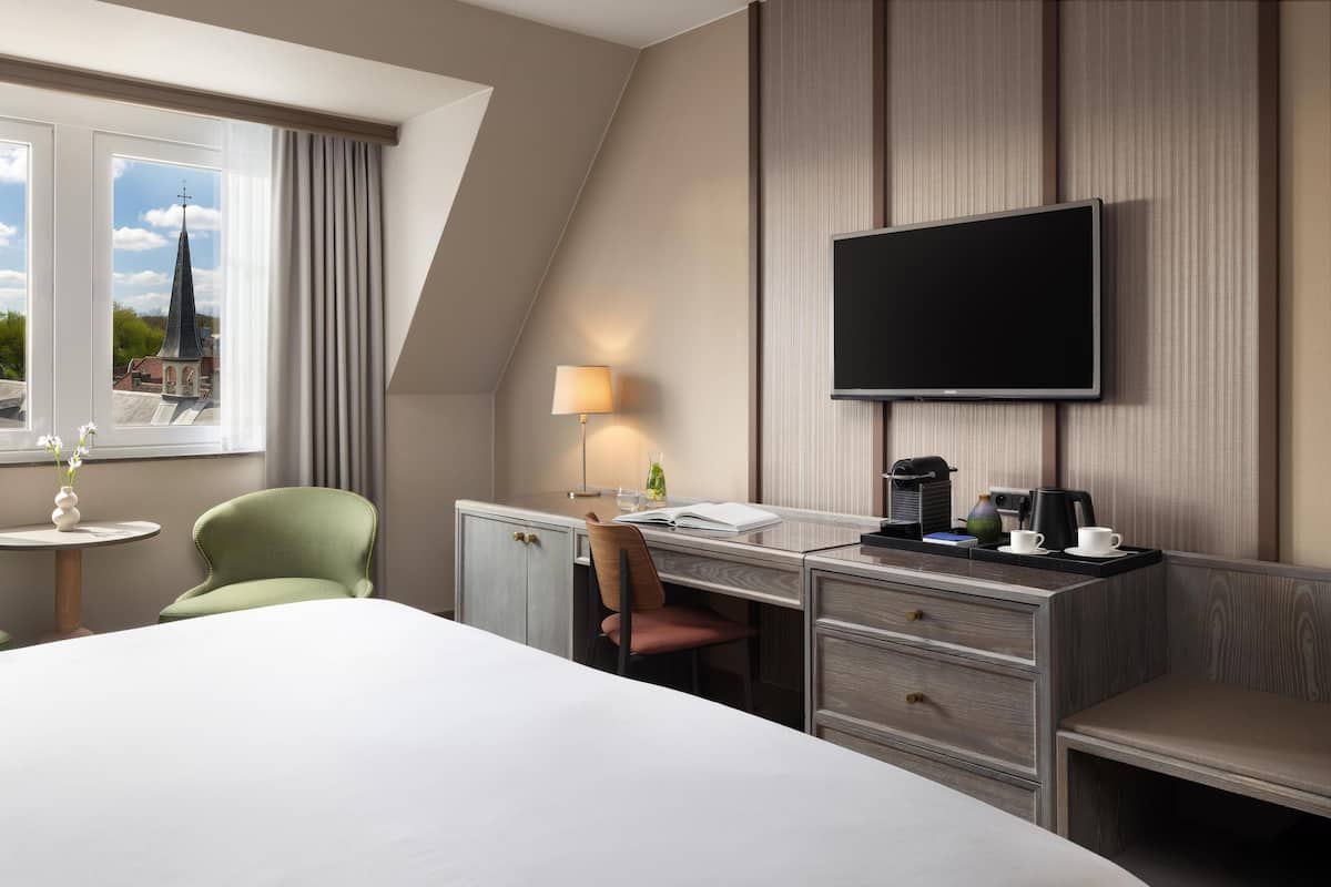 Minibar, in-room safe, soundproofing, bed sheets