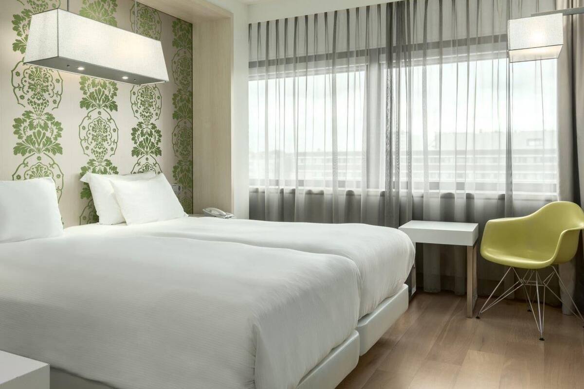Cofres nos quartos, quartos à prova de som, berços grátis, roupa de cama