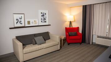 Suite, 1 habitación, para no fumadores | Área de sala de estar | Televisión LED de 49 pulgadas con canales vía satélite y televisión