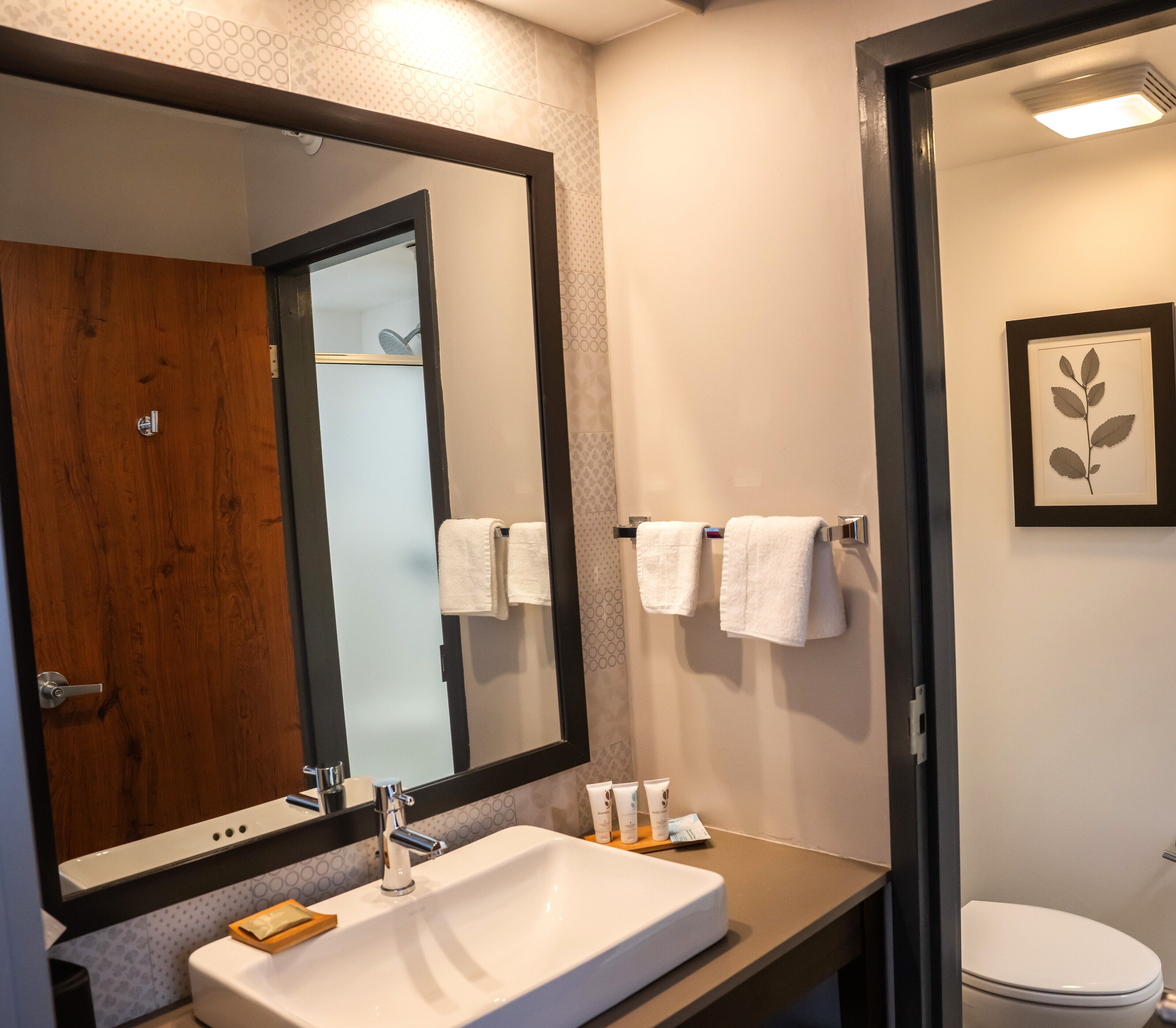 combined shower/bathtub, eco-friendly toiletries, hair dryer, towels