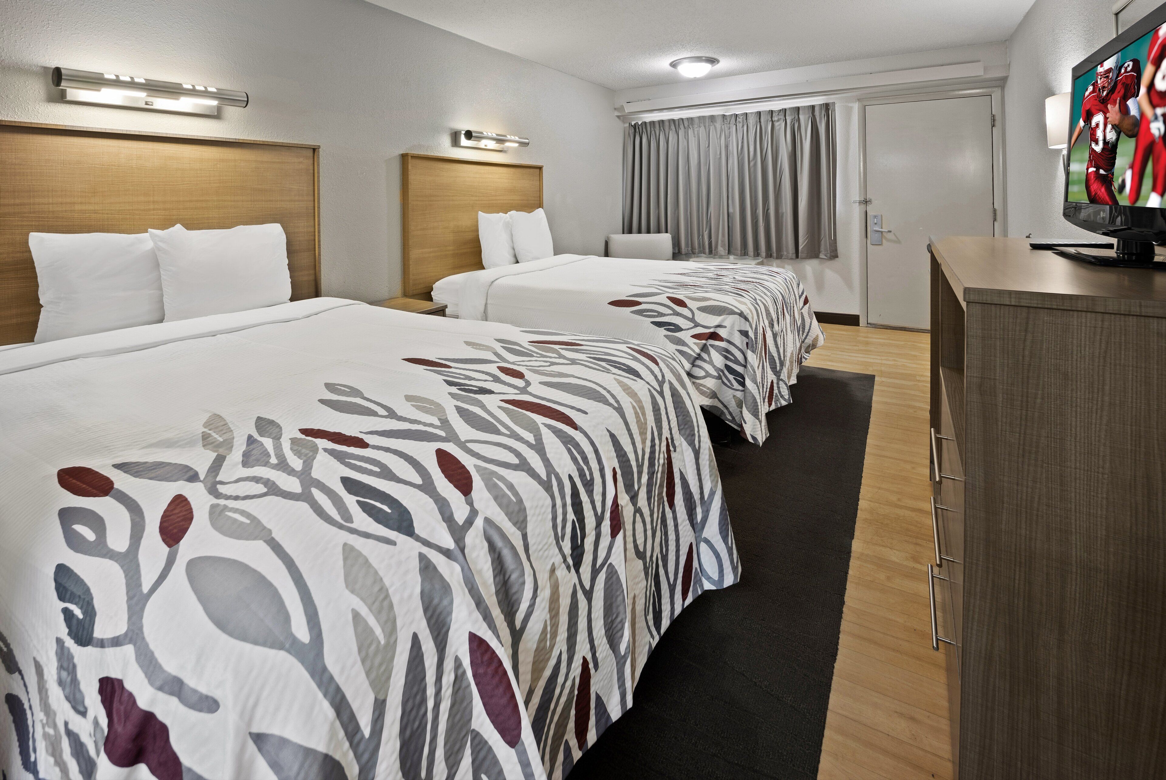 desk, laptop workspace, blackout curtains, free cots/infant beds