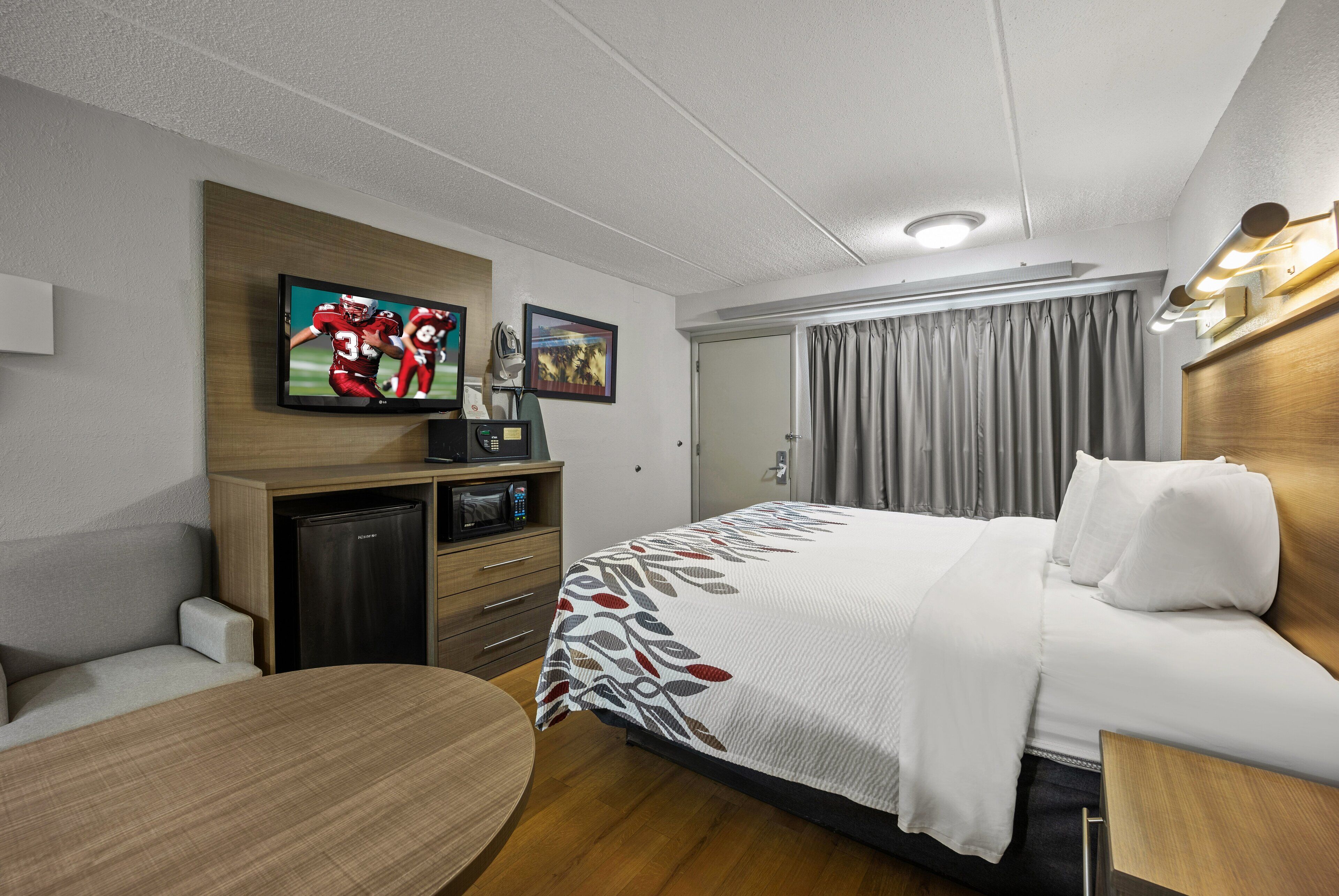 desk, laptop workspace, blackout curtains, free cots/infant beds