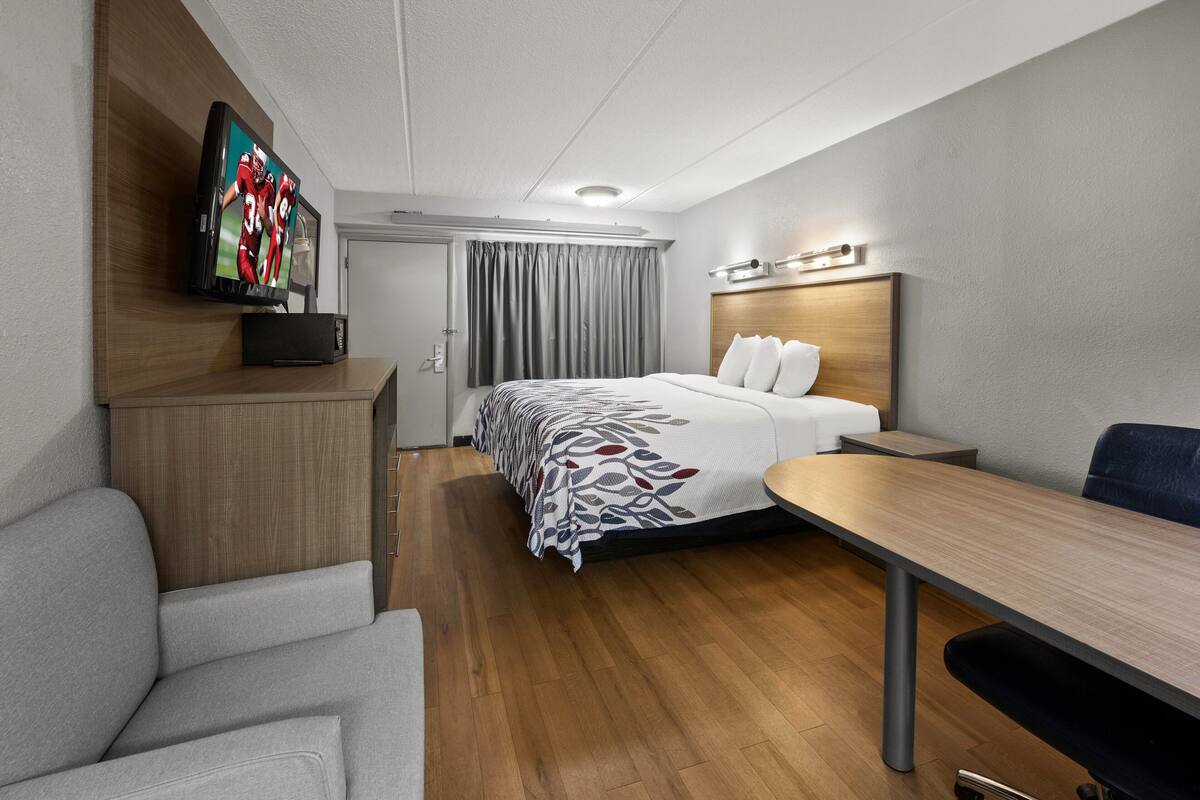 desk, laptop workspace, blackout curtains, free cots/infant beds