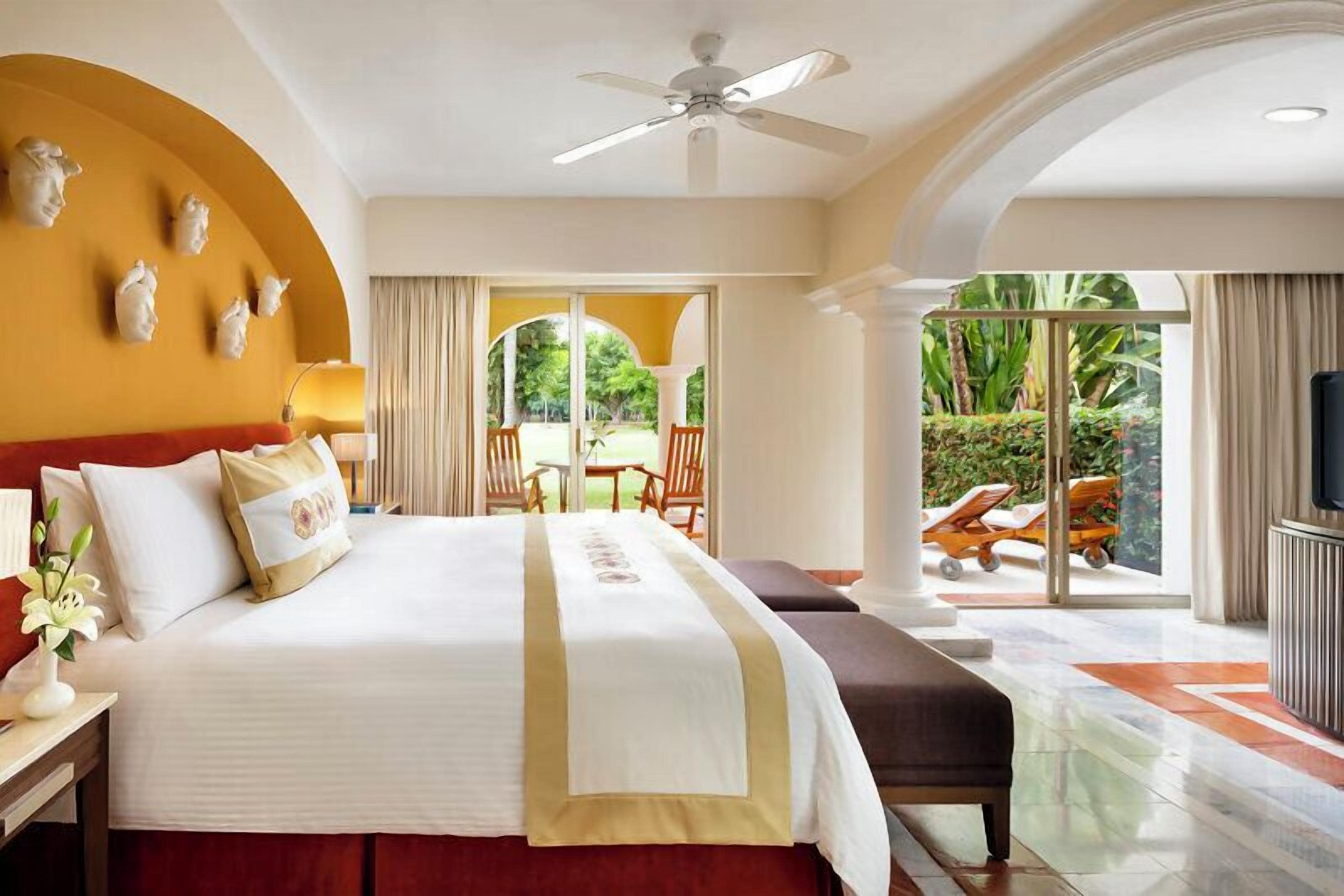 Grand Class Plus | Premium bedding, down comforters, pillowtop beds, minibar (free items)