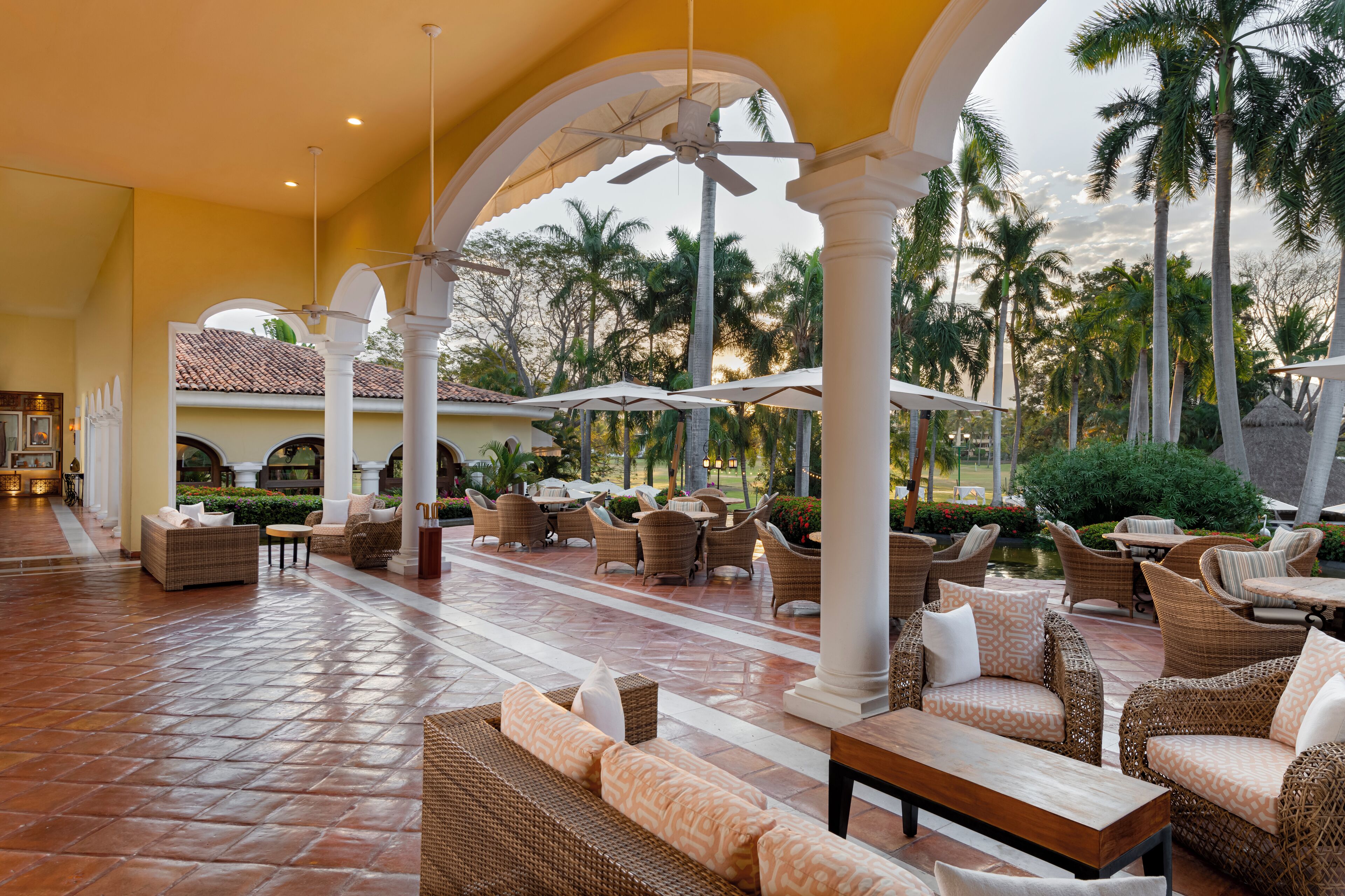 케이블 채널 시청이 가능한 32인치 플라스마 TV, TV, iPod 도킹 스테이션