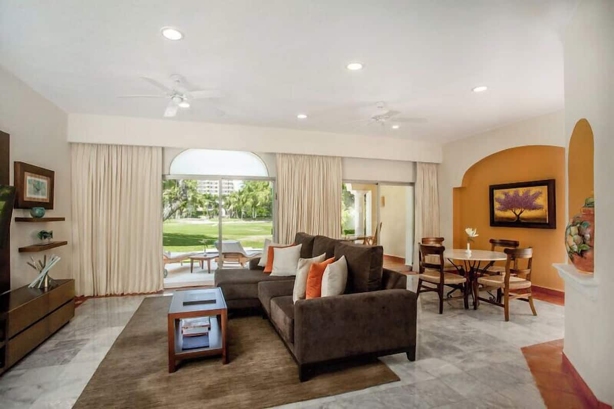 One Bedroom Ambassador Suite | Premium bedding, down comforters, pillowtop beds, free minibar