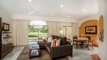One Bedroom Ambassador Suite | 高級寢具、羽絨被、特厚豪華床墊、迷你吧贈品