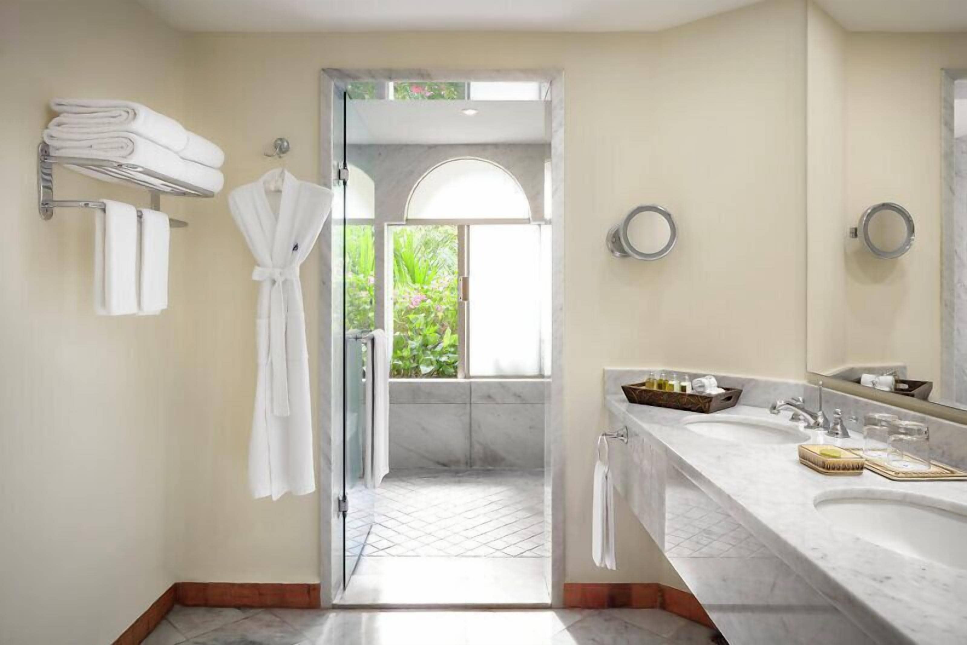 Master Suite | Bad | Dusj, designertoalettartikler, hårføner og badekåper