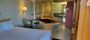 Honeymoon Studio, 1 King Bed | Free WiFi, alarm clocks
