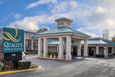 Quality Inn & Suites Clinton - Jackson West