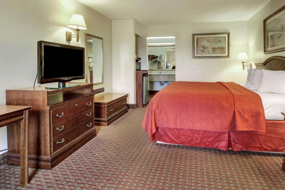 Tabla de planchar con plancha, wifi gratis y ropa de cama