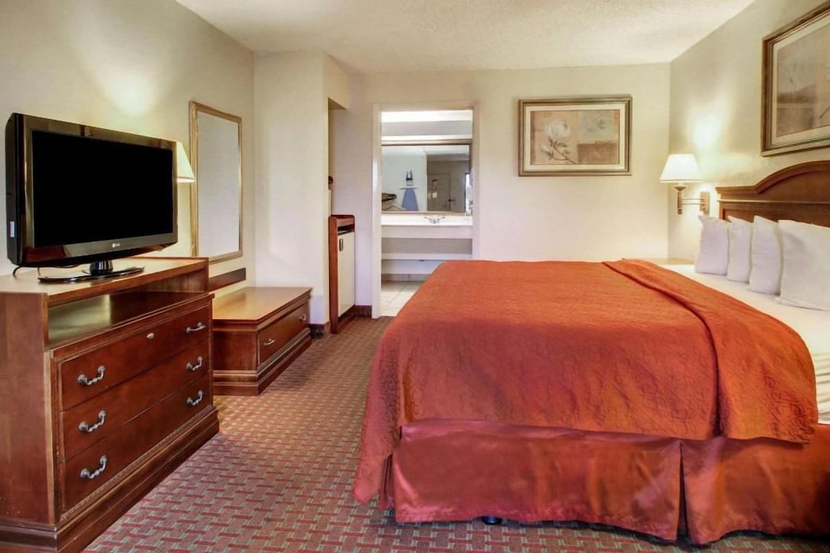 Tabla de planchar con plancha, wifi gratis y ropa de cama 