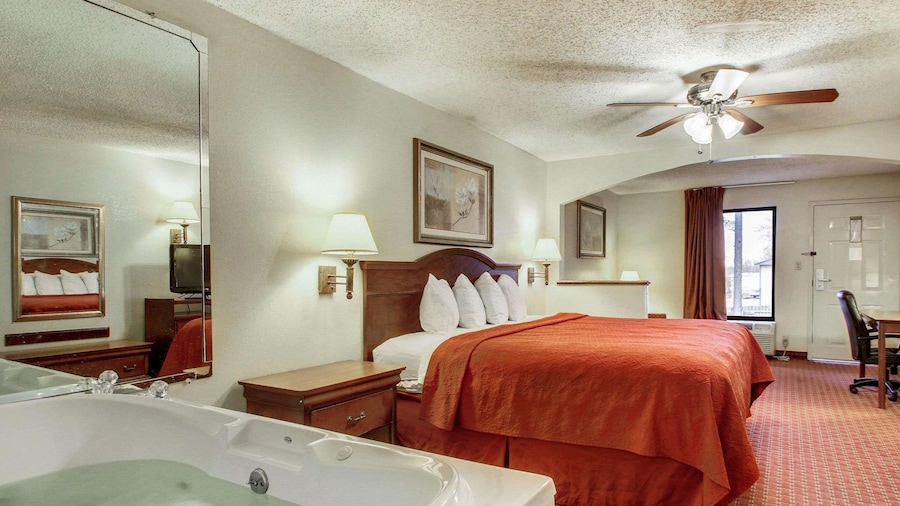 Quality Inn & Suites Clinton - Jackson West