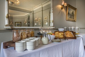 Se ofrece un desayuno a la carta todos los días (por un coste adicional)