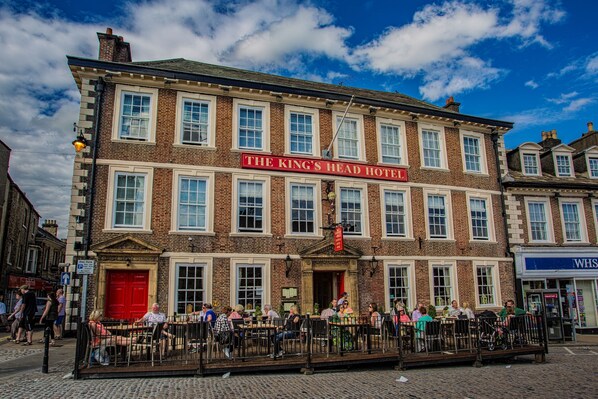 Terrace/patio - The Kings Head Hotel, Richmond, North Yorkshire (Richmond)