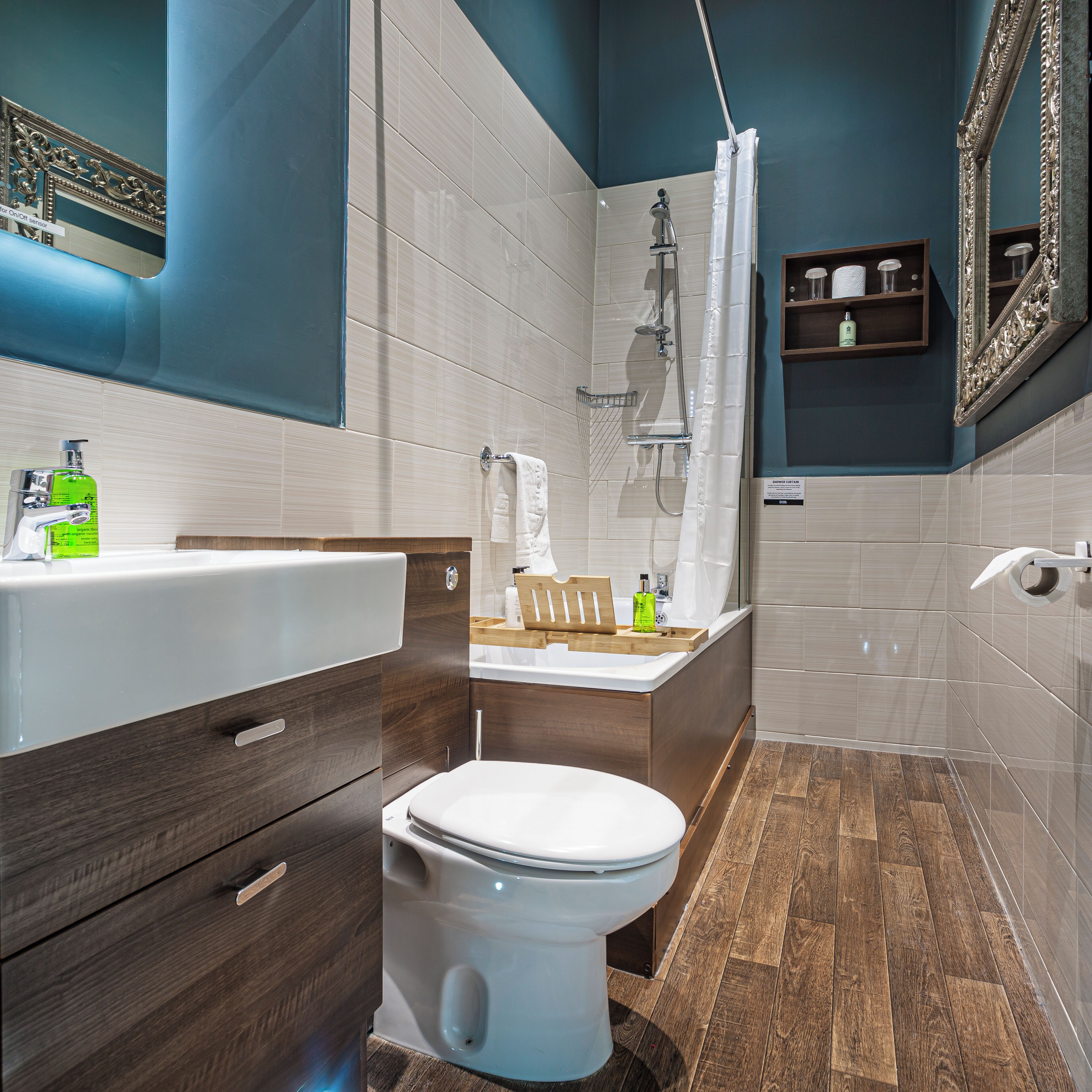 deluxe double room | bathroom | free toiletries, hair dryer, bathrobes, slippers