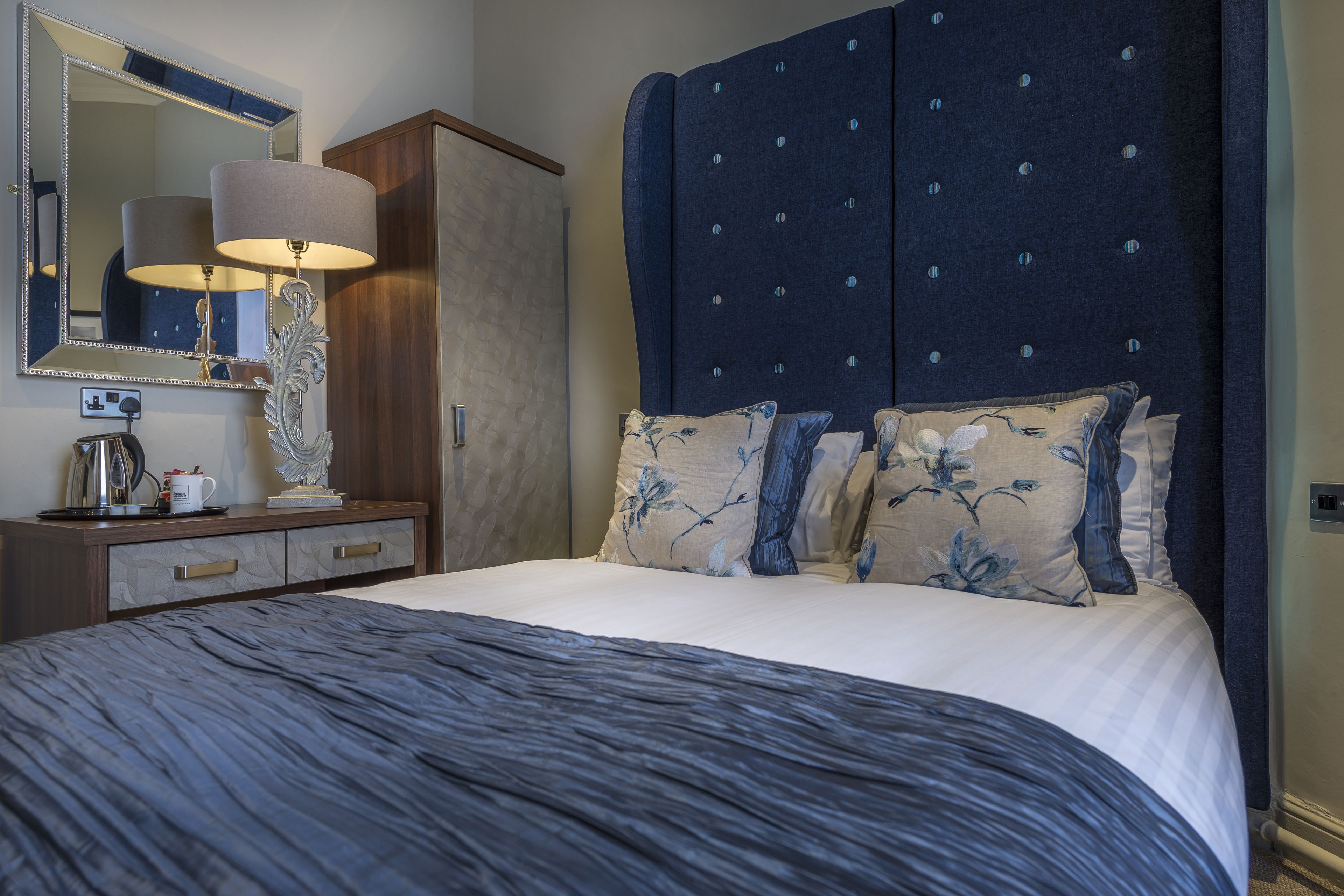 classic single room | 1 bedroom, individually decorated, individually furnished, desk