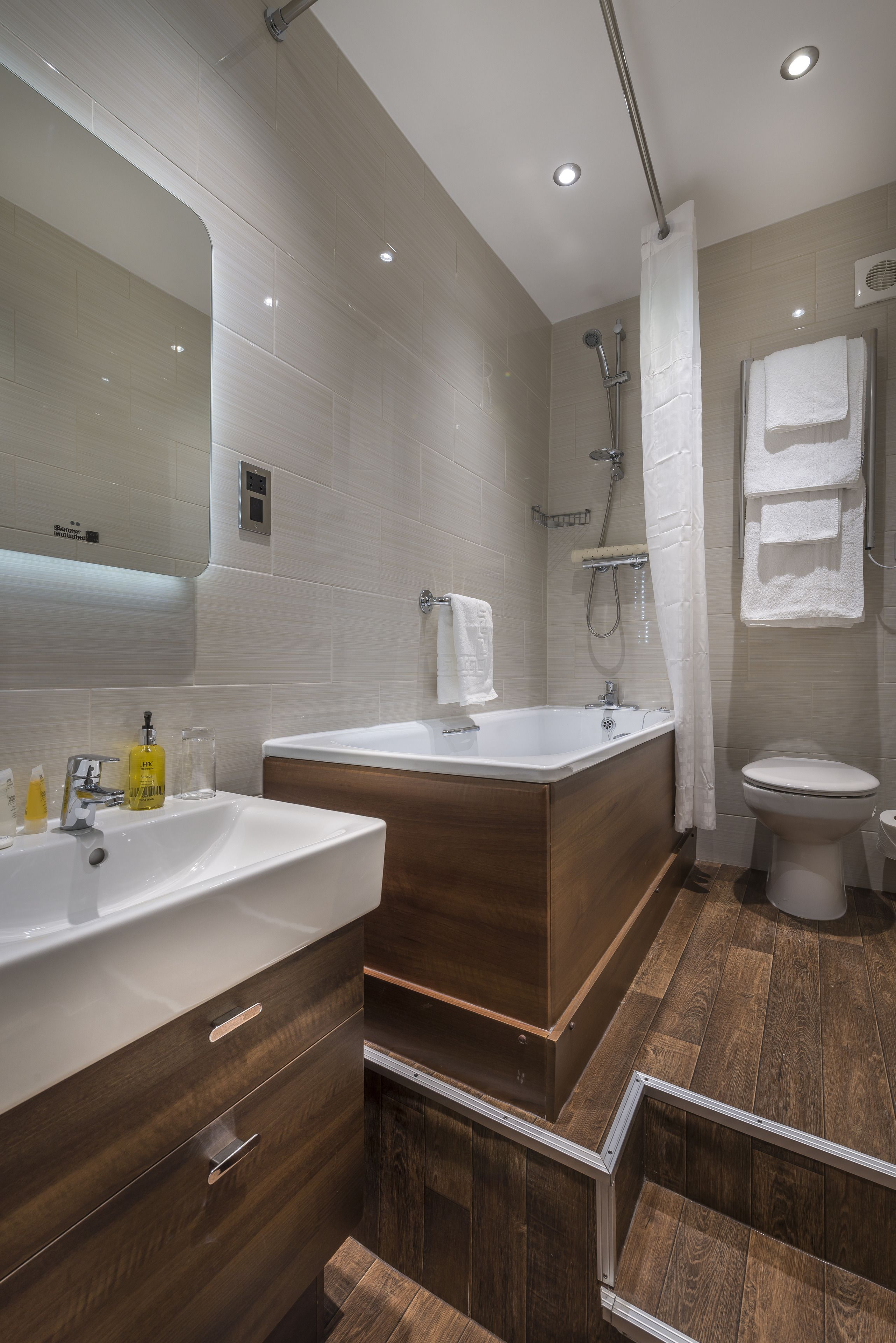 superior double room | bathroom | free toiletries, hair dryer, bathrobes, slippers