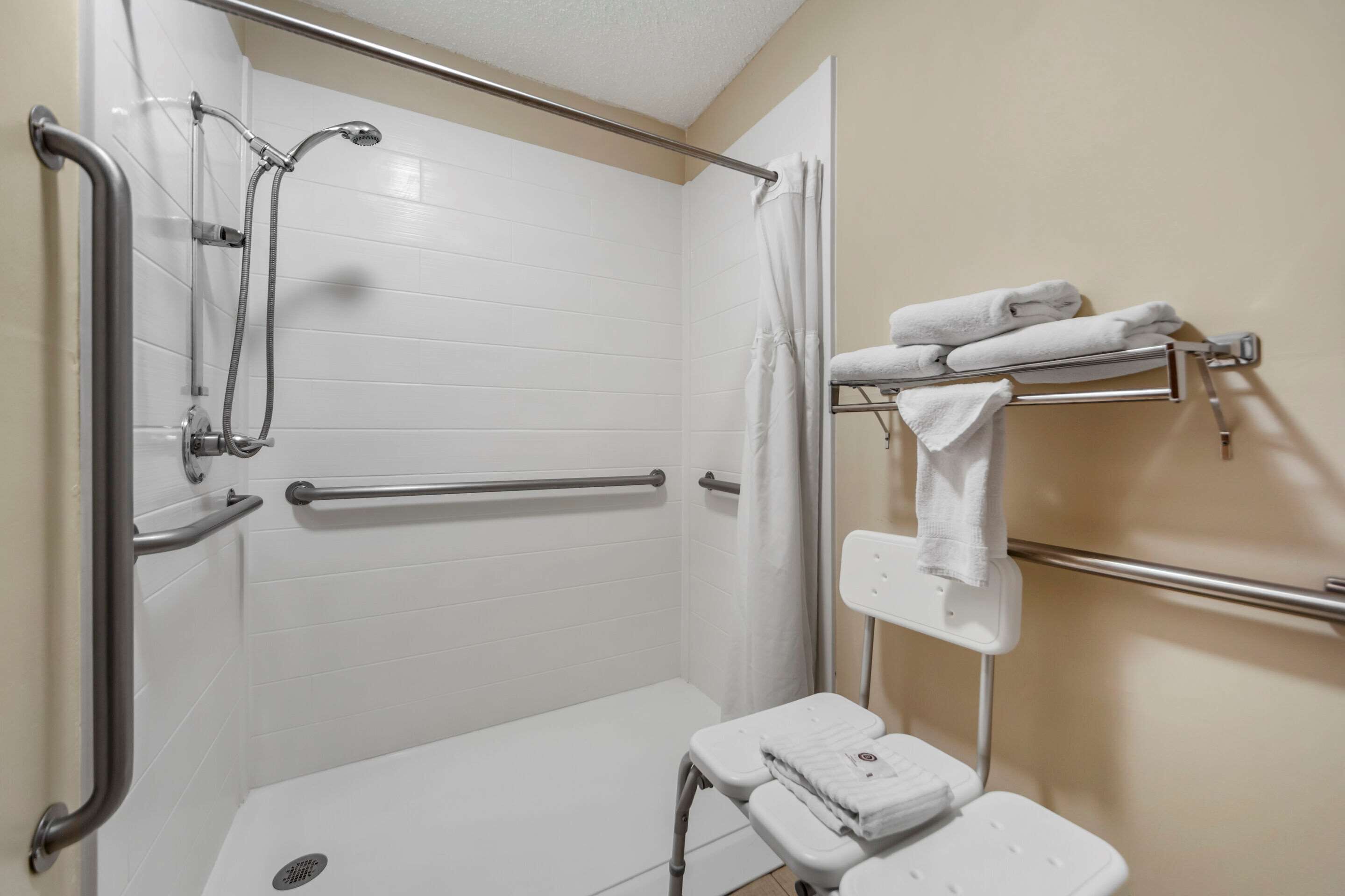 room, 1 king bed, accessible, non smoking | bathroom | combined shower/bathtub, hair dryer, towels