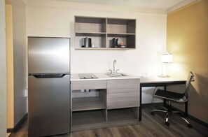 Kitchenette, 1 King Bed, Non Smoking | Premium bedding, desk, iron/ironing board, free WiFi