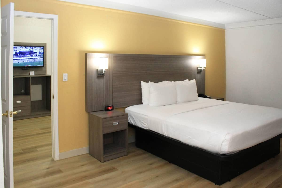 Premium bedding, desk, iron/ironing board, free WiFi