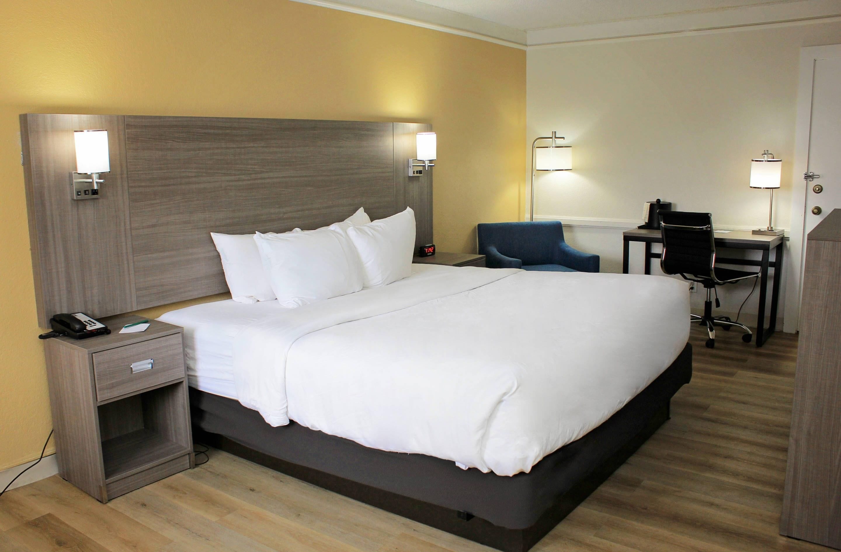 Premium bedding, desk, iron/ironing board, free WiFi