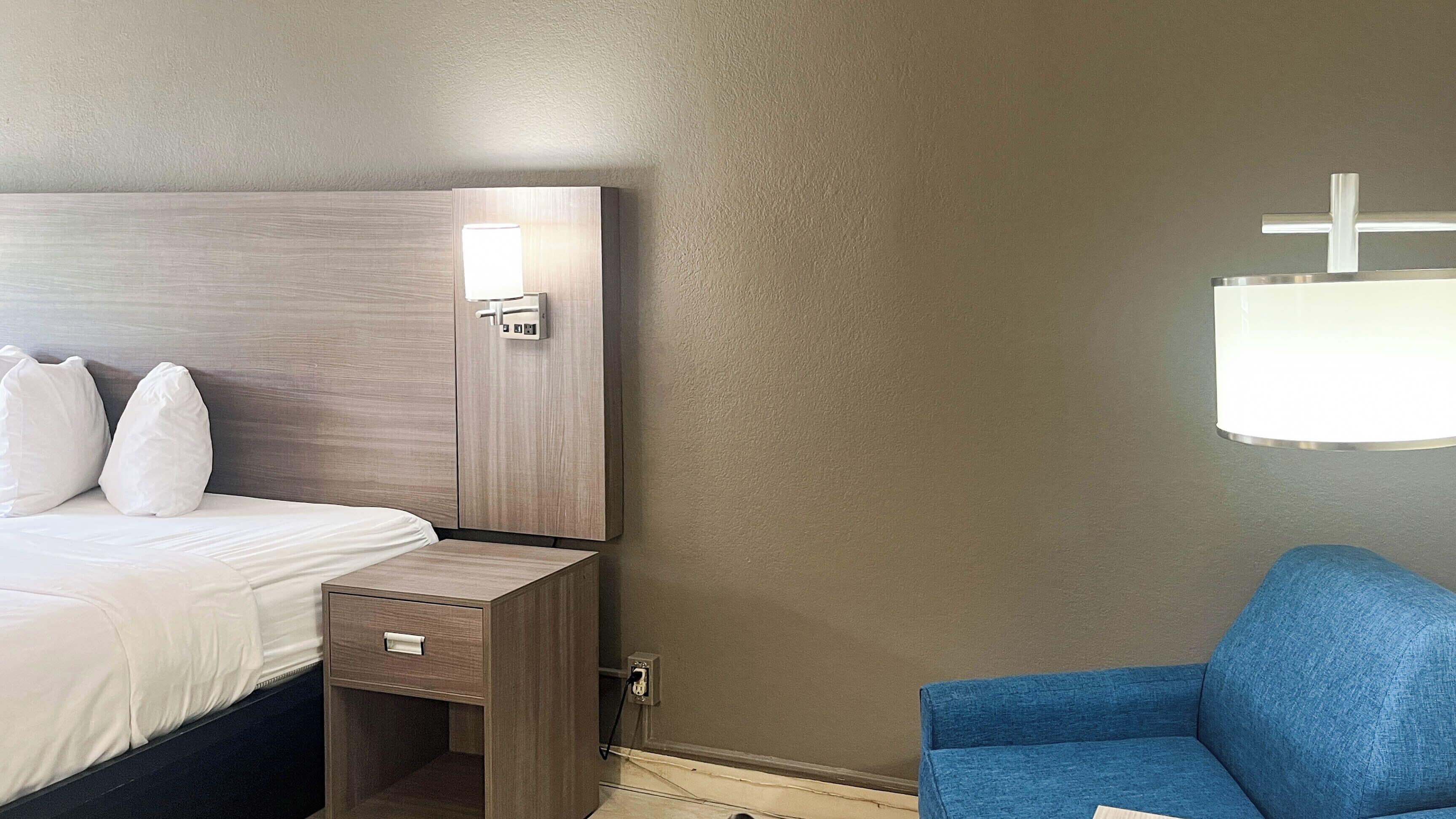 Premium bedding, desk, iron/ironing board, free WiFi