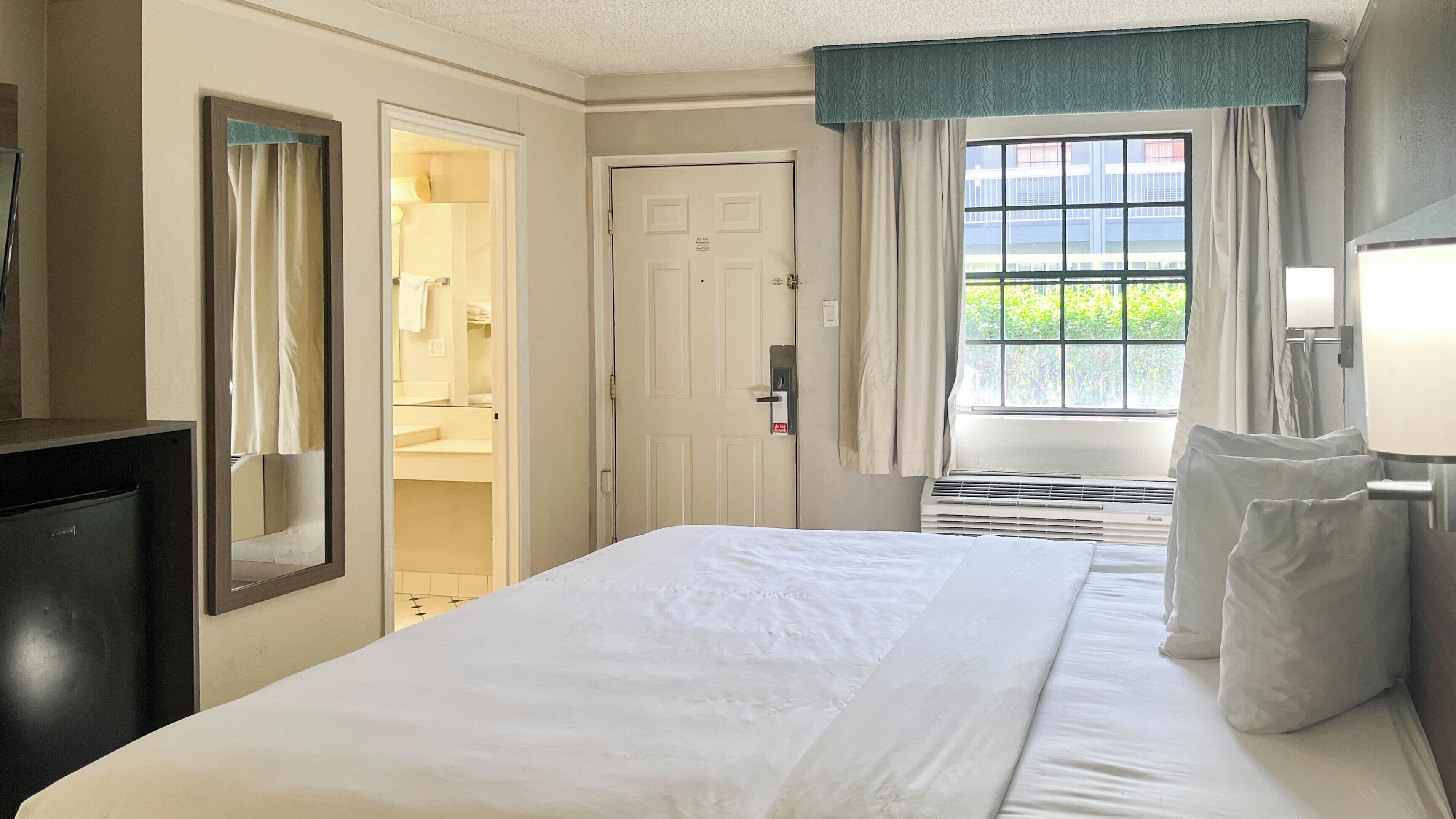Premium bedding, desk, iron/ironing board, free WiFi