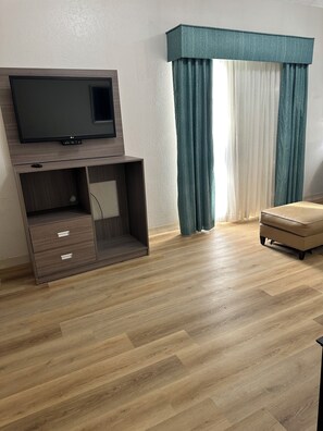 Premium bedding, desk, iron/ironing board, free WiFi