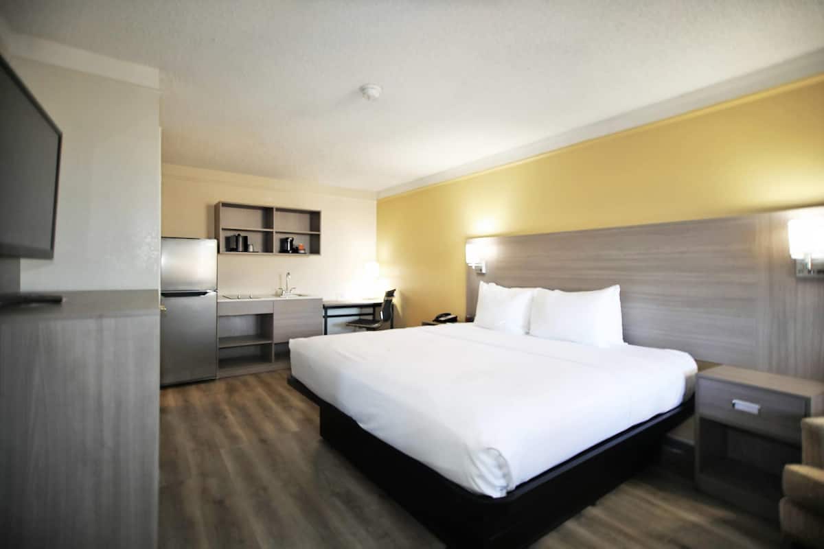 Kitchenette, 1 King Bed, Non Smoking | Premium bedding, desk, iron/ironing board, free WiFi