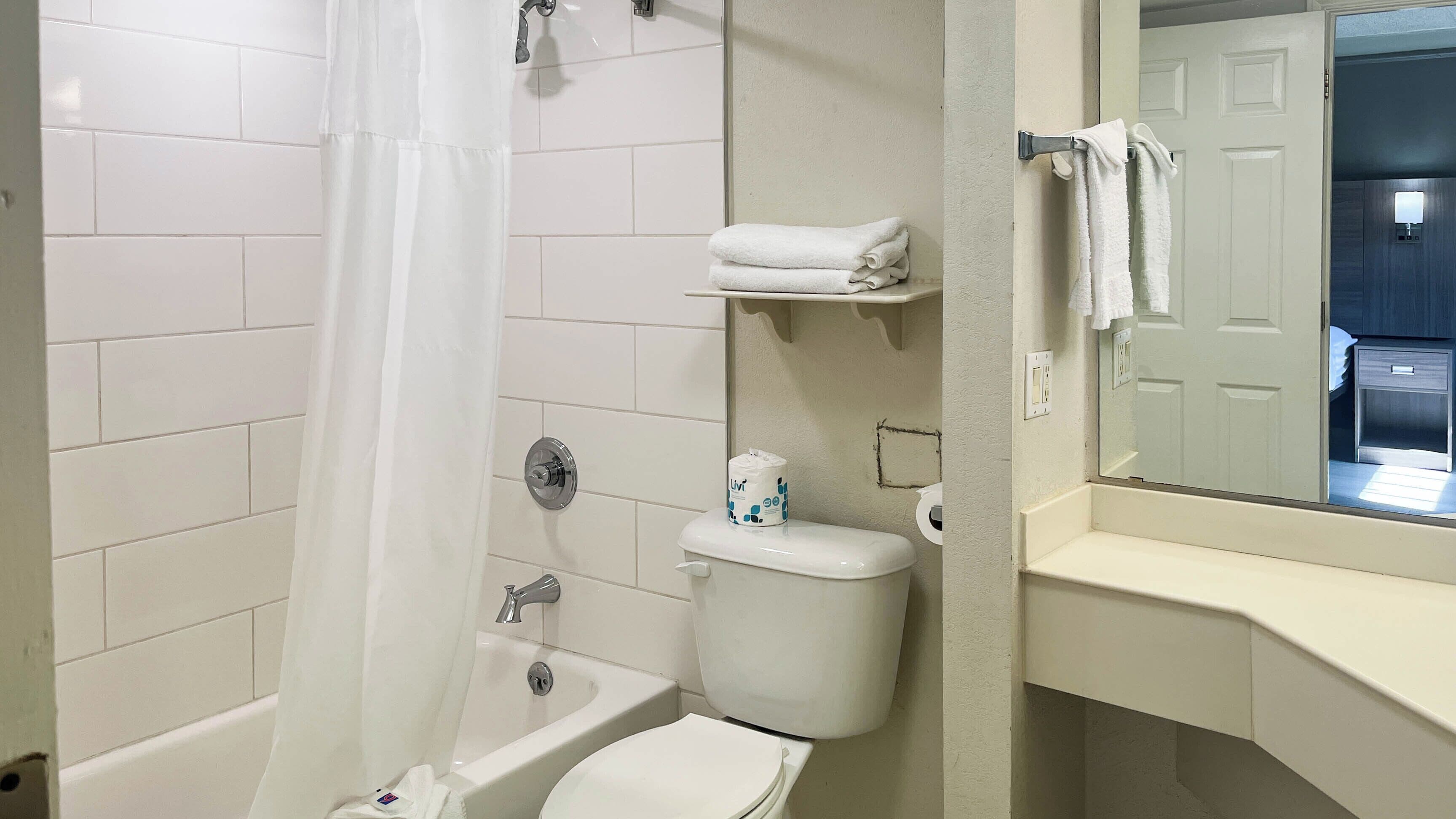 Een bad/douchecombinatie, gratis toiletartikelen, een haardroger