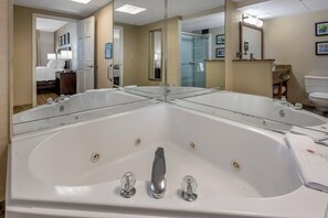 Premium bedding, down duvets, pillow-top beds, in-room safe - Comfort Inn & Suites Glen Mills - West Chester (Glen Mills)
