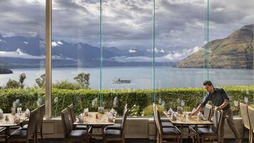 2 restaurants; ze serveren er ontbijt en diner