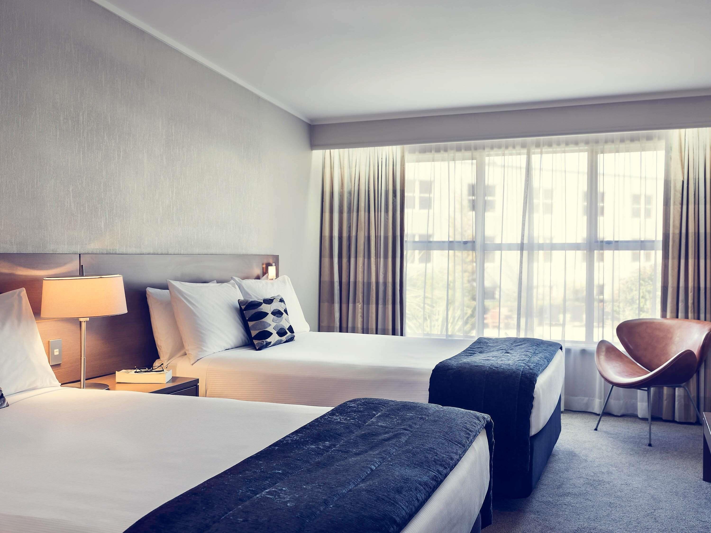 Kamar Double, 2 Tempat Tidur Double, pemandangan kebun | Brankas, dilengkapi dengan perabotan berbeda-beda, dan meja kerja