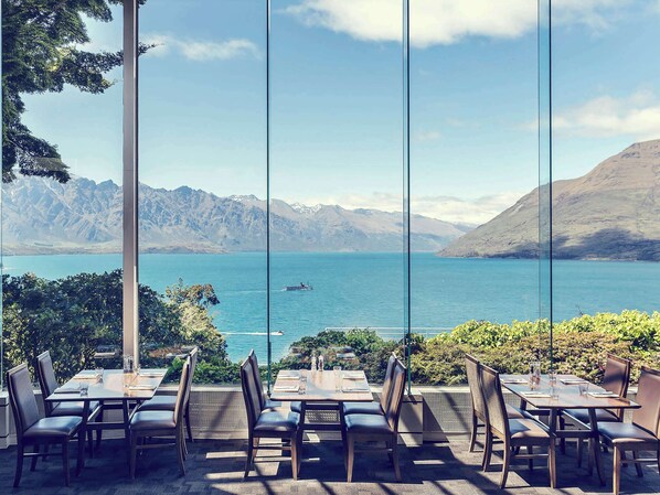 2 restaurants, breakfast served