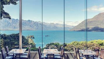 2 restaurants, breakfast served