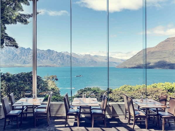2 restaurants, breakfast served - Mercure Queenstown Resort (Queenstown)