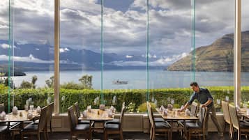 2 restaurants, breakfast served